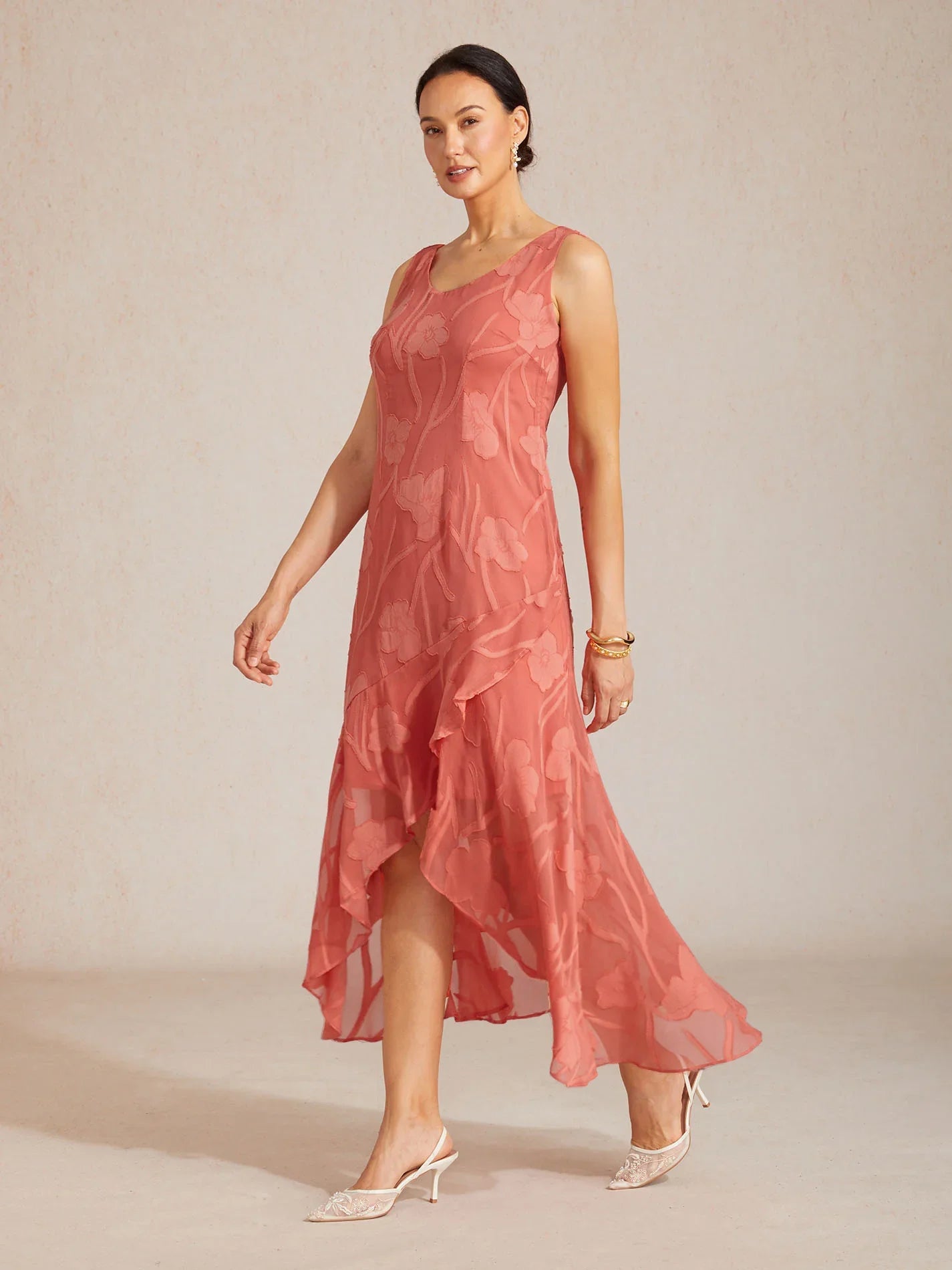 Robes de soirée sans manches en chiffon floral avec des bords asymétriques