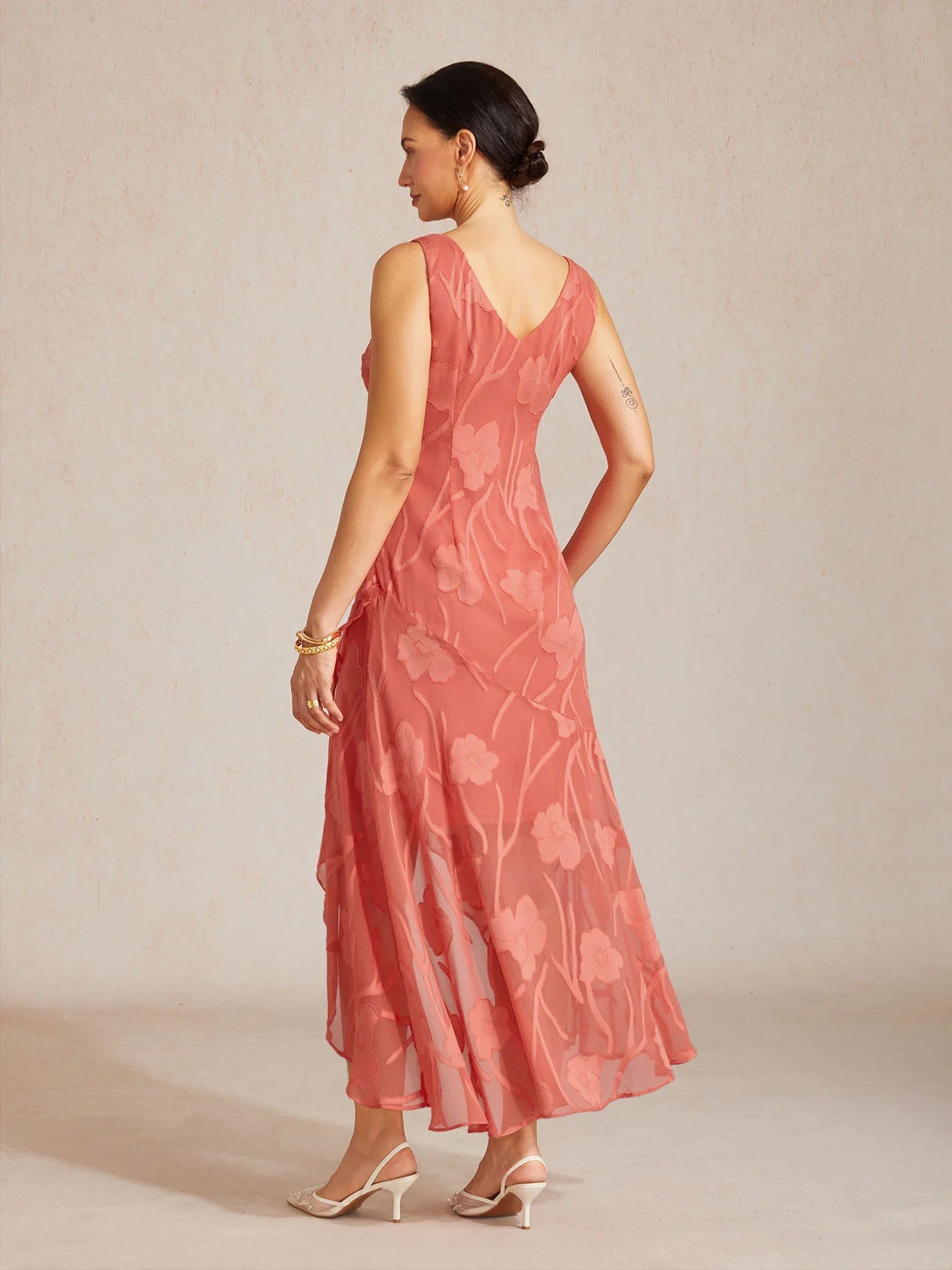 Robes de soirée sans manches en chiffon floral avec des bords asymétriques