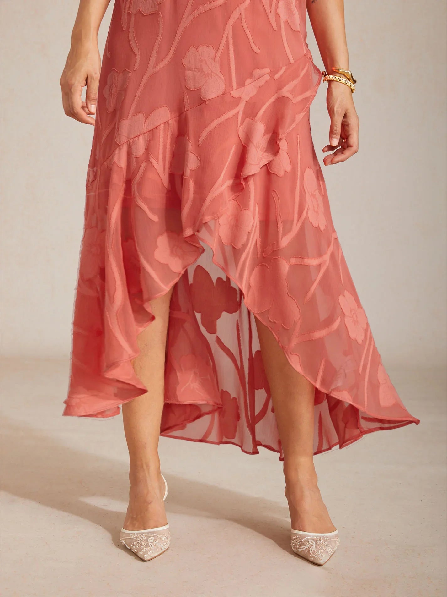 Robe de soirée sans manches en chiffon floral avec des bords asymétriques