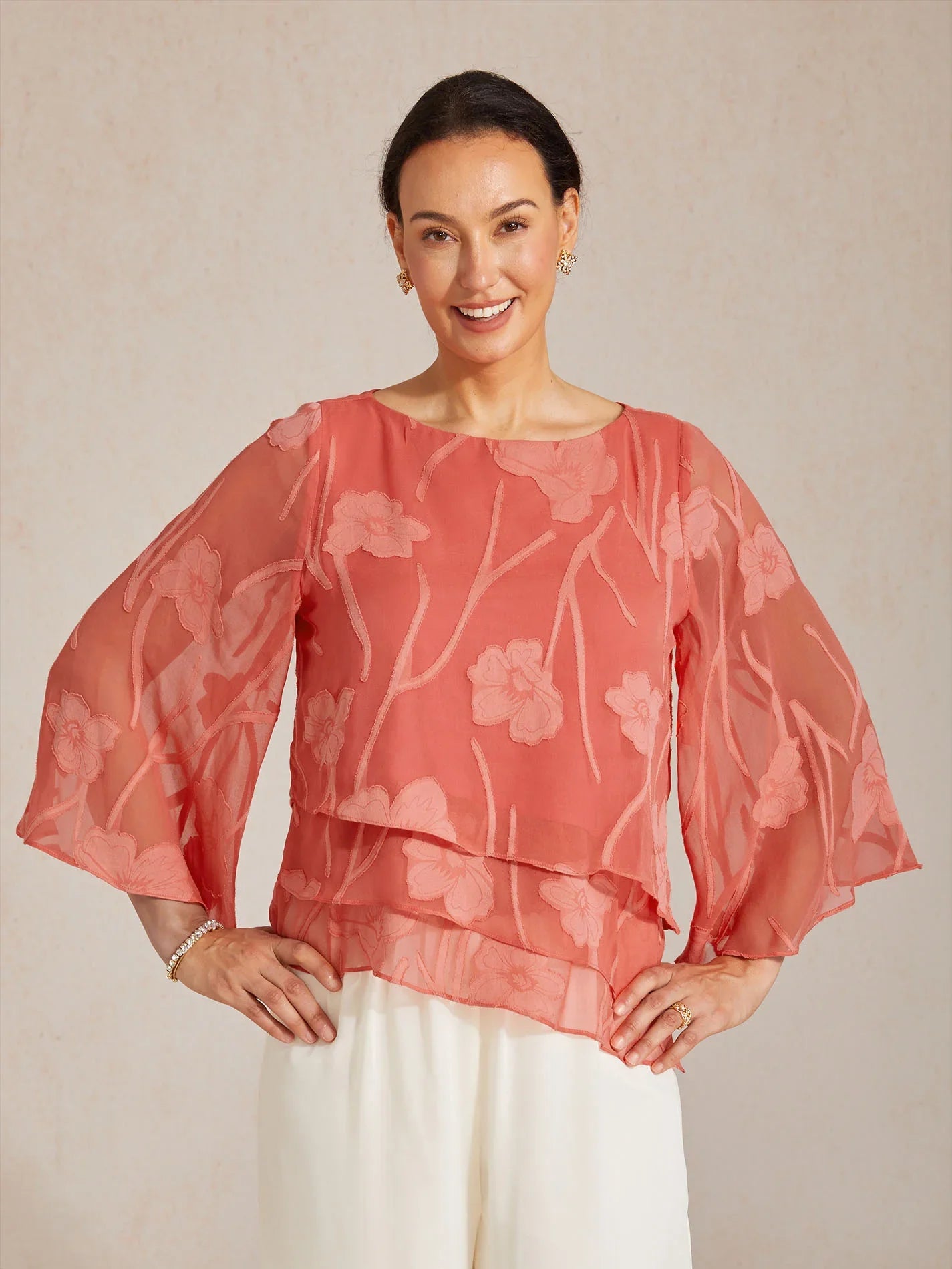 Chemise en chiffon à couches avec des fleurs
