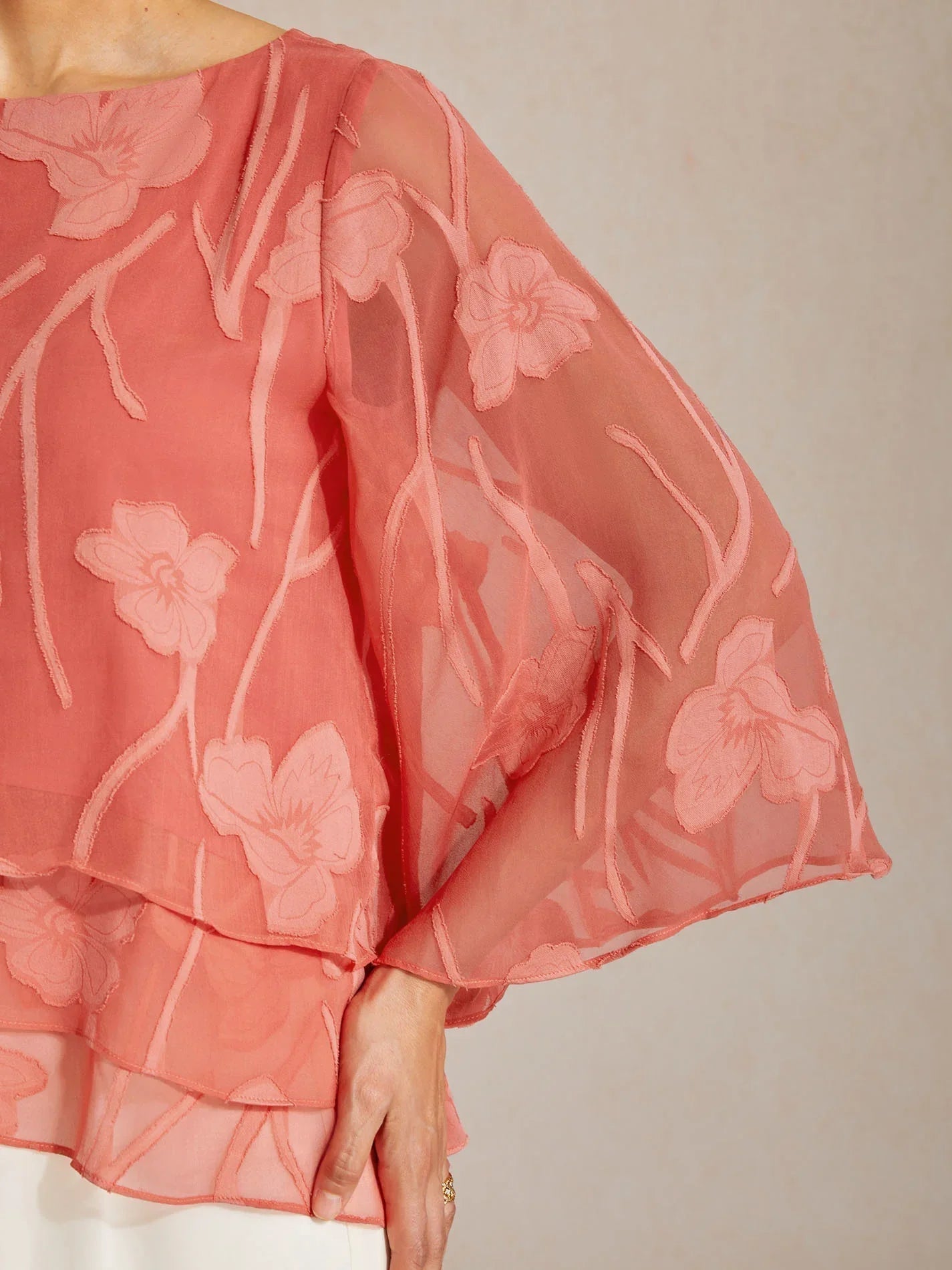 Chemise en soie à couches avec fleurs