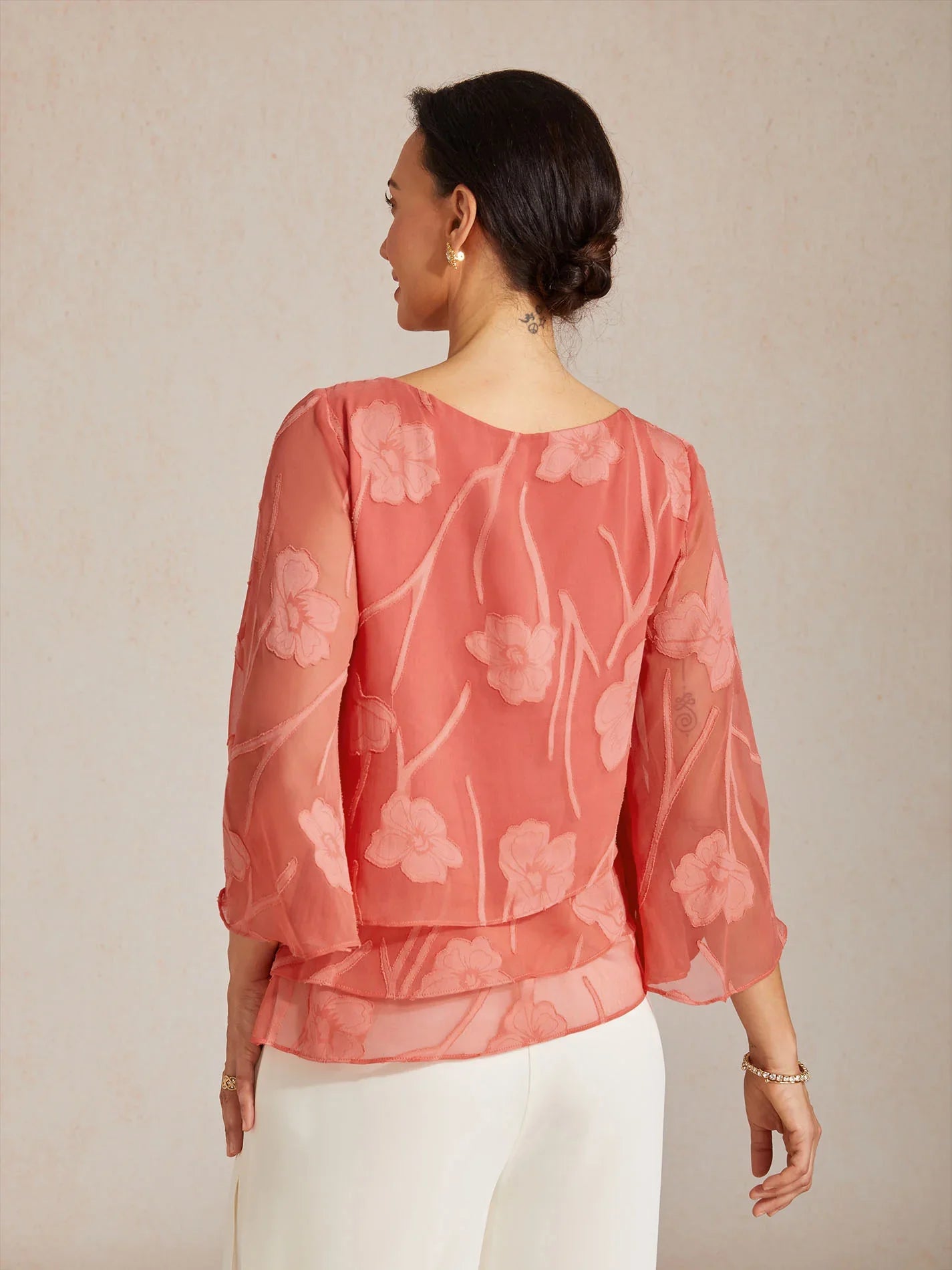 Chemise en chiffon à couches avec des fleurs