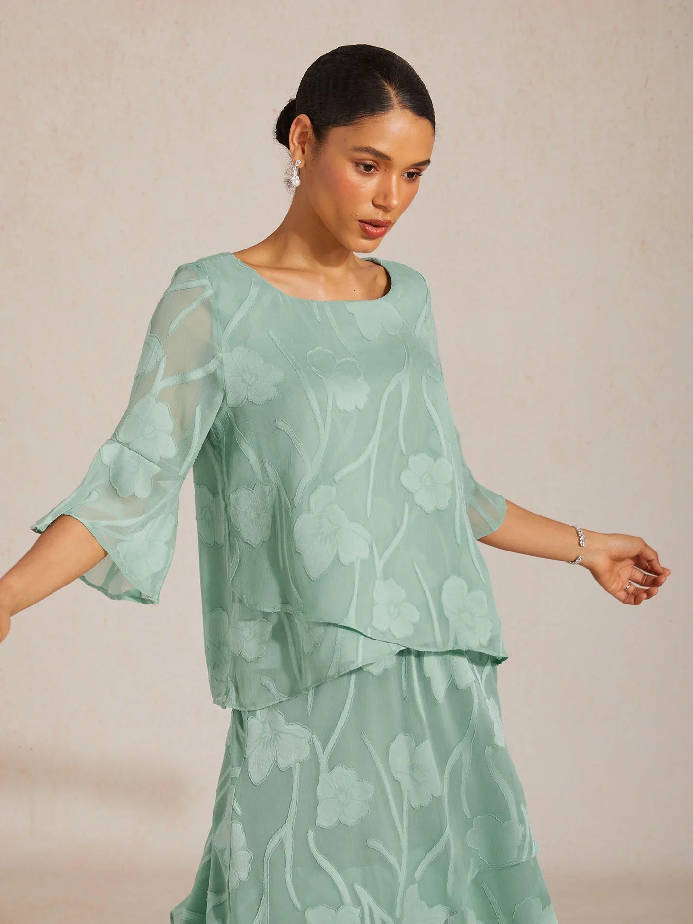 Chemise en soie avec des bords asymétriques