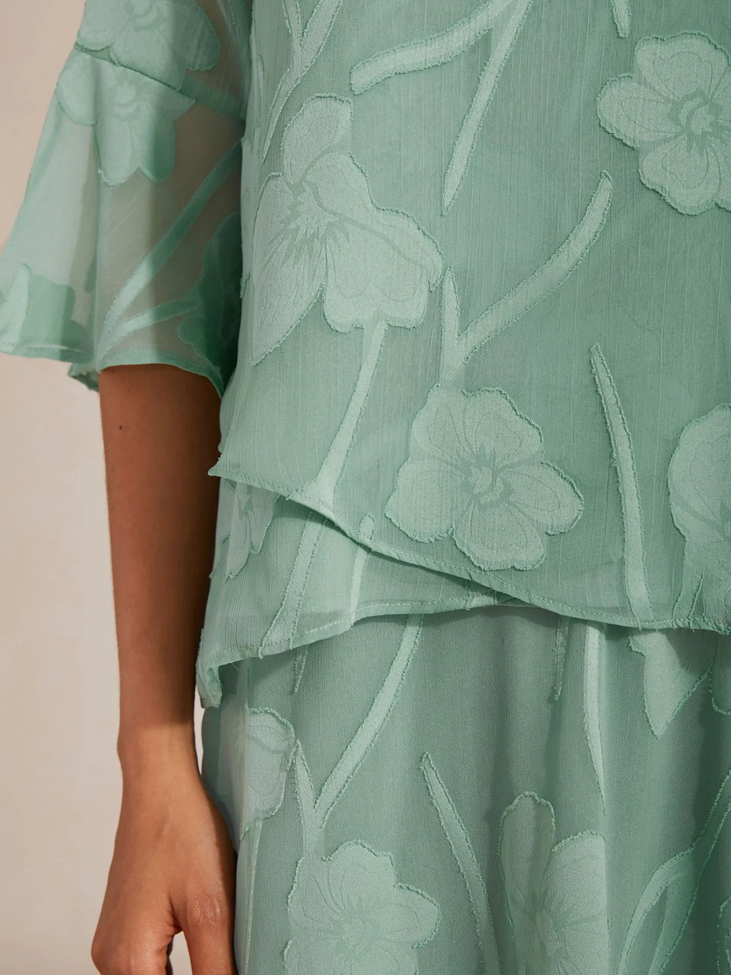 Chemise en soie avec des bords asymétriques