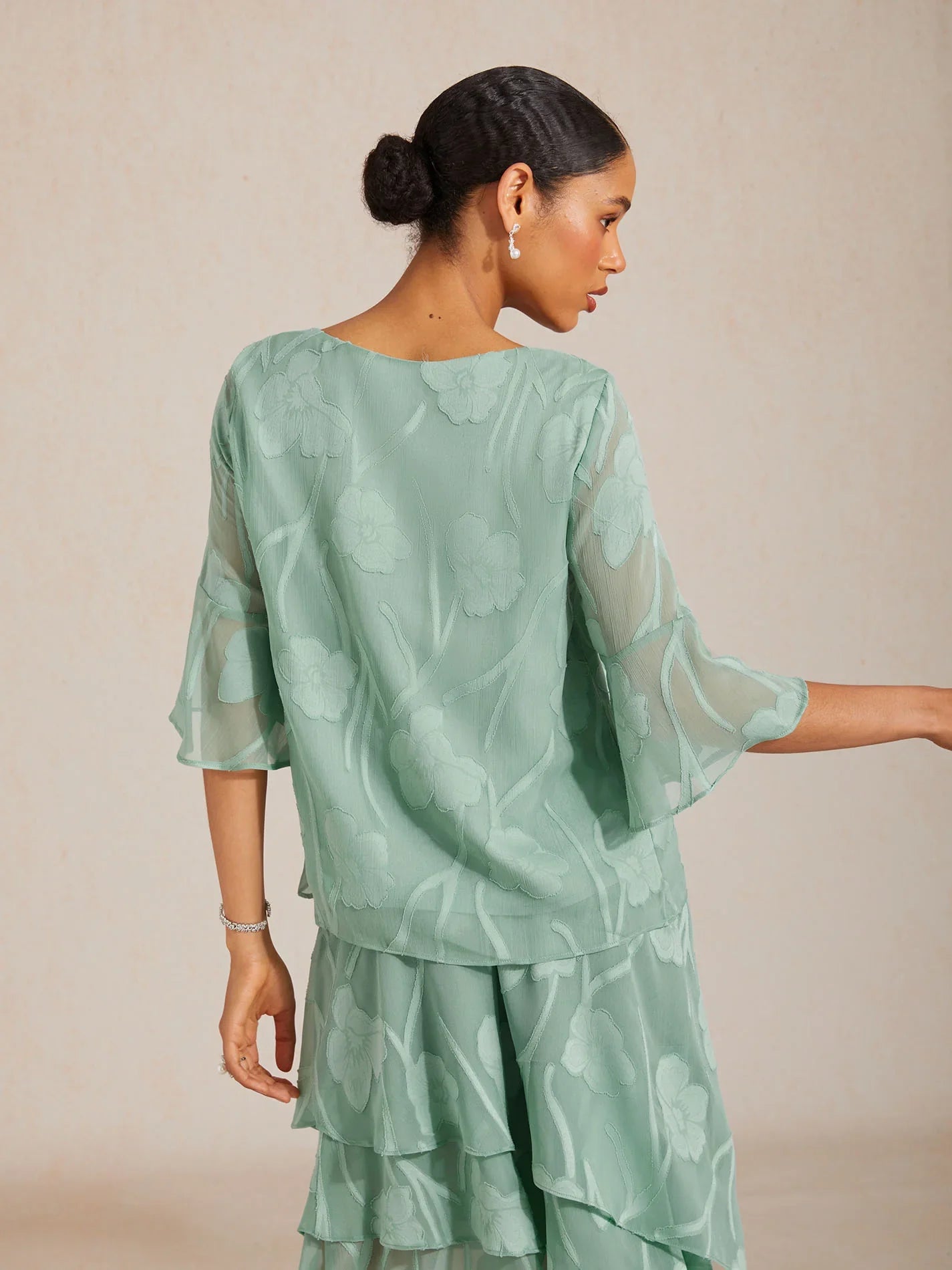 Blouse en chiffon avec des bords asymétriques élégants