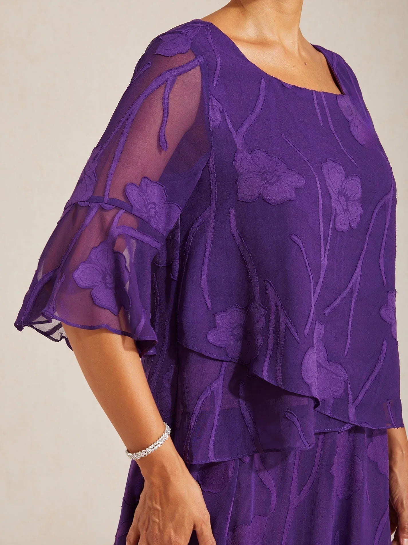 Blouse en chiffon avec des bords asymétriques élégants