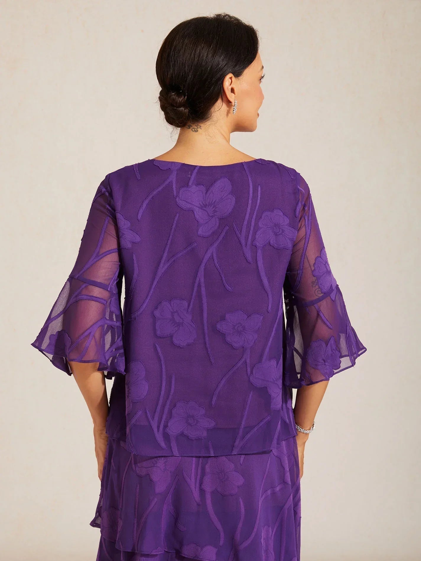 Blouse en chiffon avec des bords asymétriques élégants