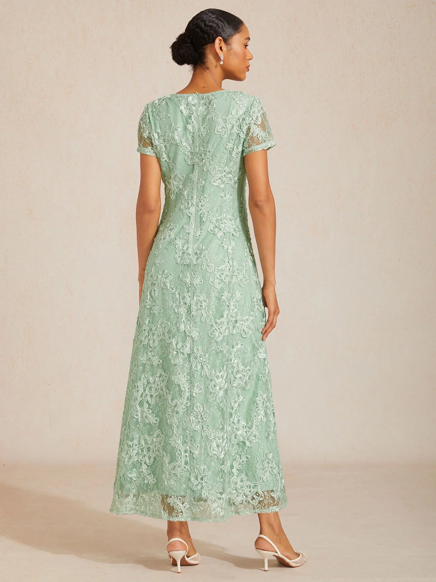 Robes A-Line en dentelle avec des décorations de sequins