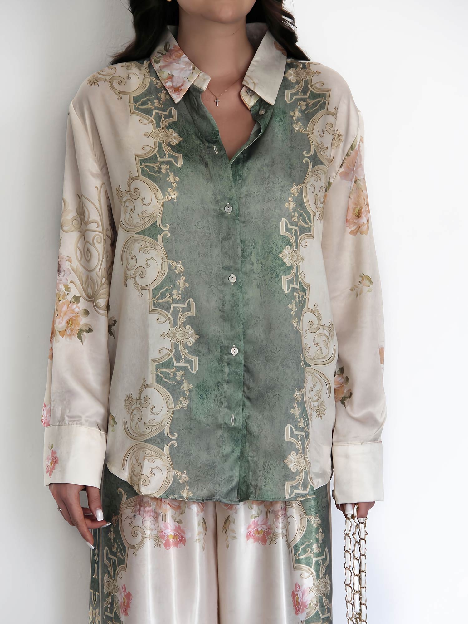 Chemise à fleurs baroque