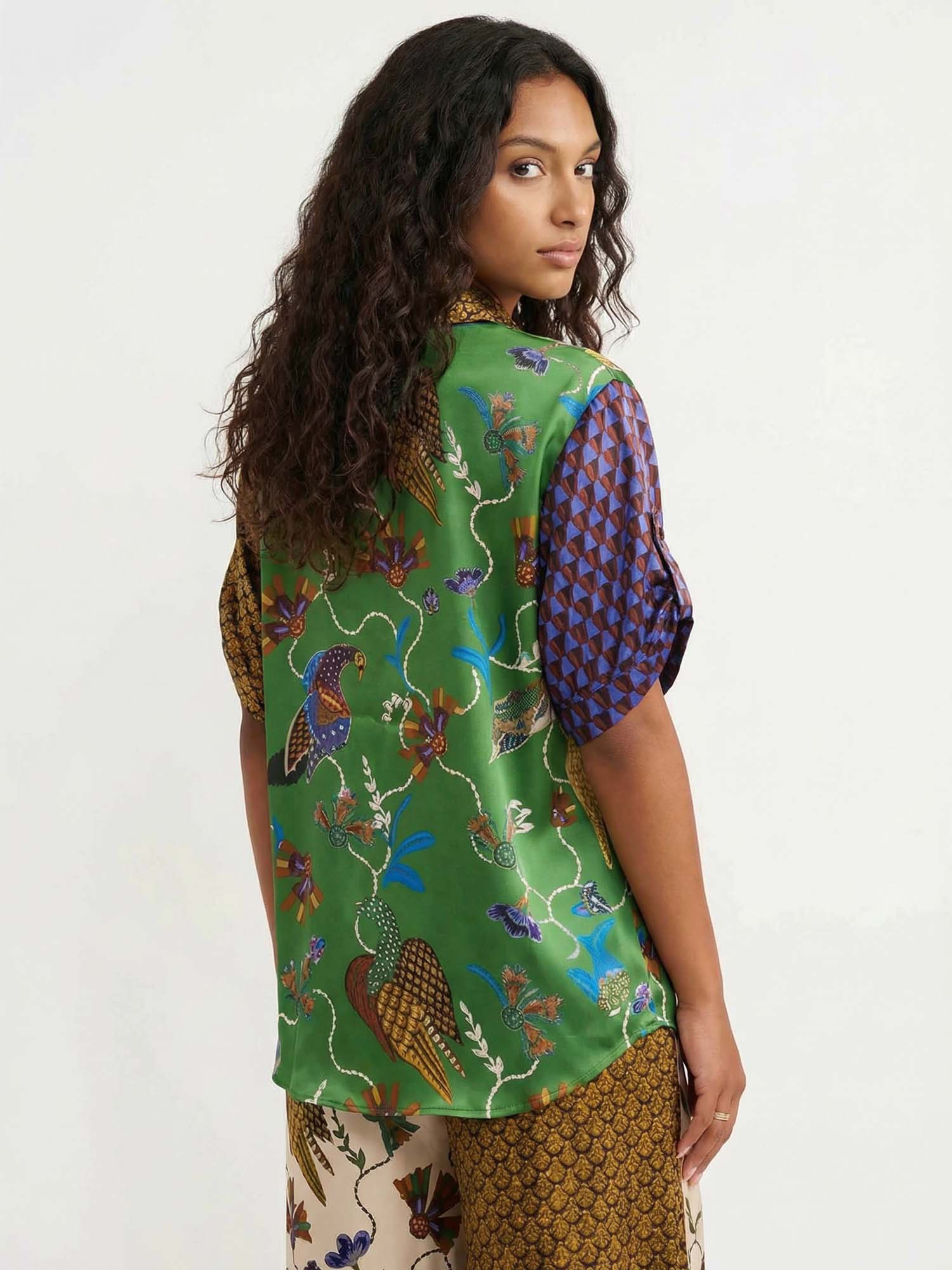 Chemise à boutons avec impression contrastée d'oiseaux