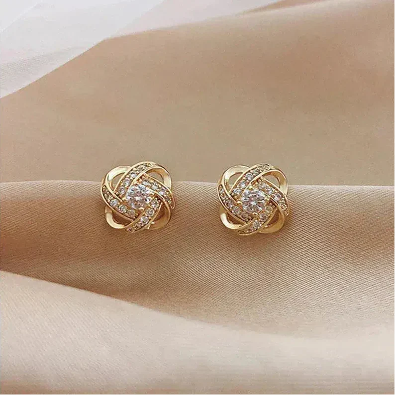 Boucles d'oreilles en or au style floral avec des cristaux