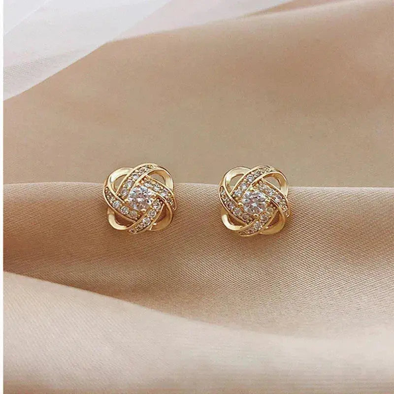 Boucles d'oreilles en or au style floral avec des cristaux