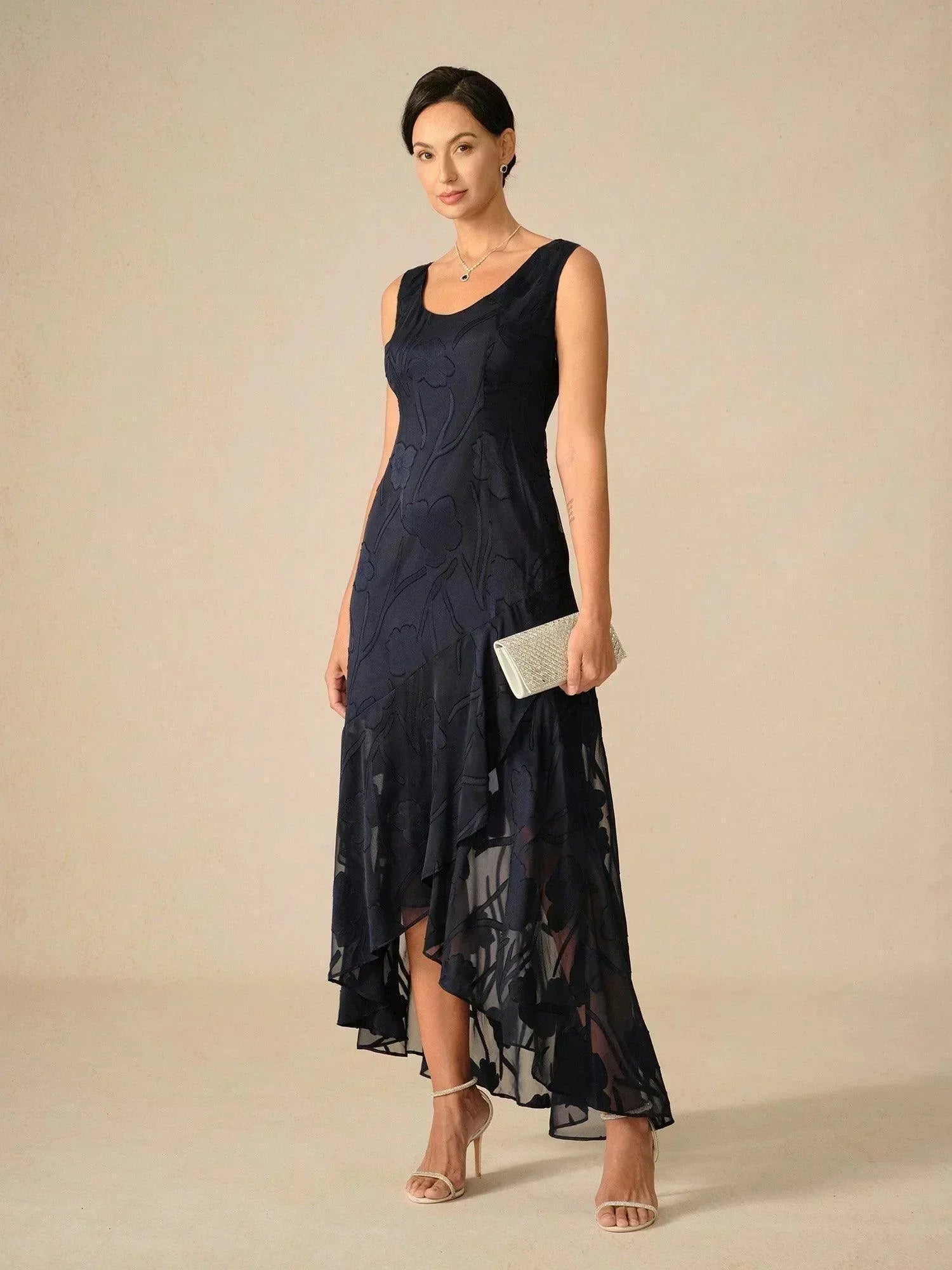 Robe de soirée sans manches en chiffon floral avec des bords asymétriques