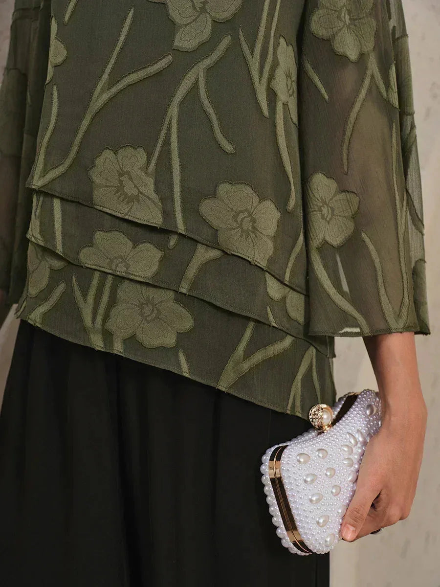 Chemise en chiffon à couches avec des fleurs