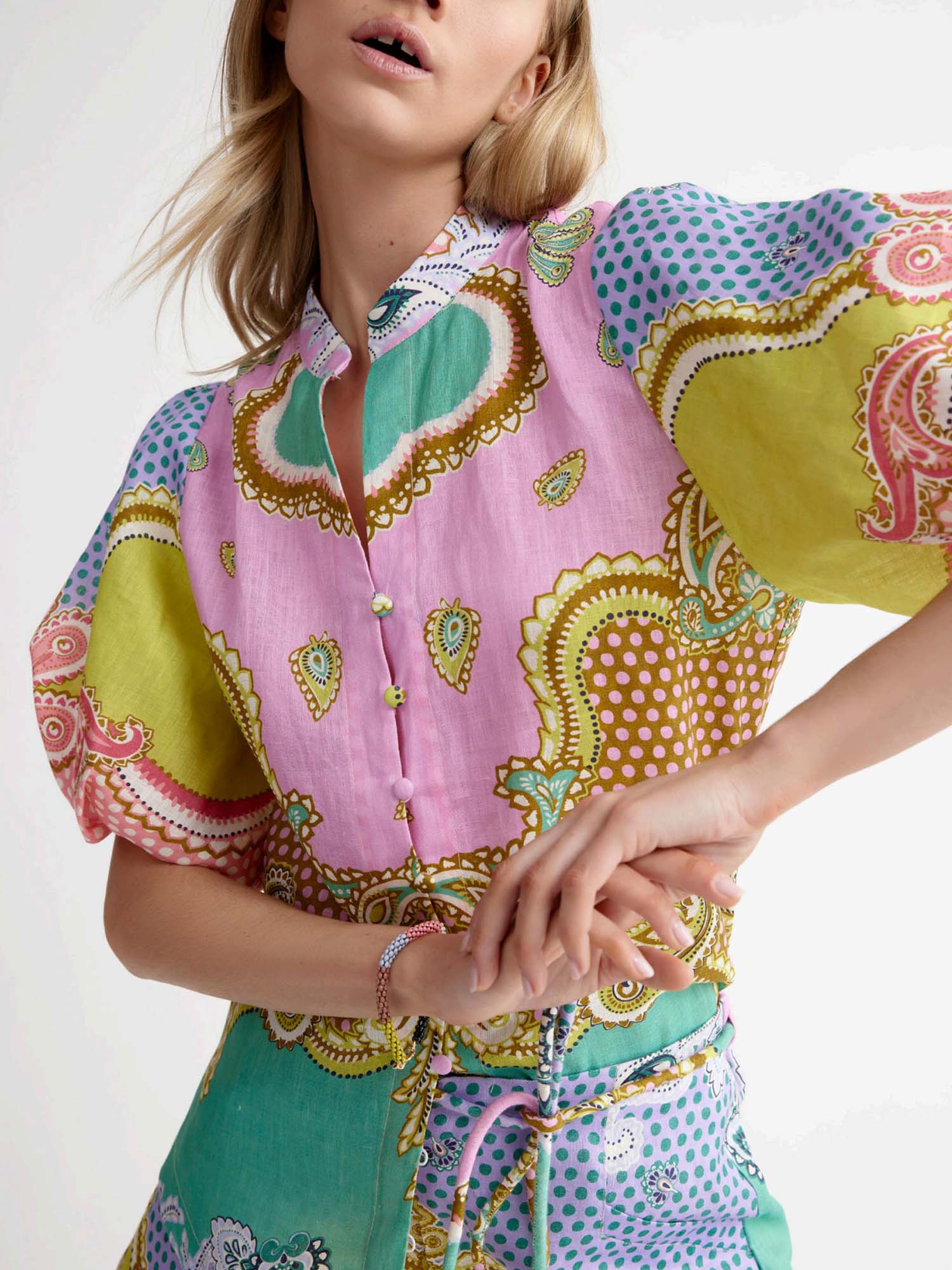 Robe maxi avec ceinture en modèle mosaïque de bonbons