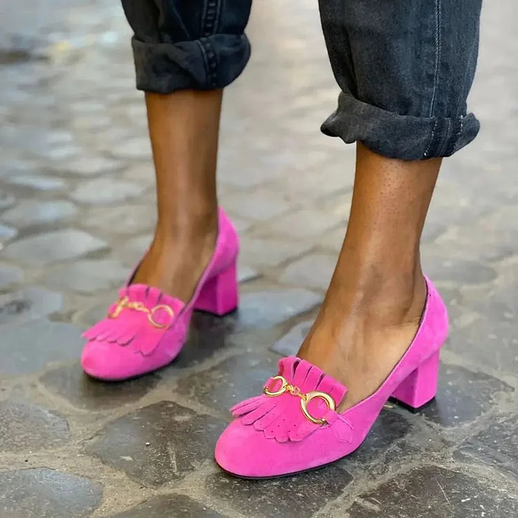 Décolleté avec des franges et un clip doré