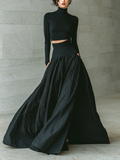 T-shirt femme élégant et tendance en noir avec col montant, manches longues, cropped, associé à une jupe longue noire MDA2692K3AN