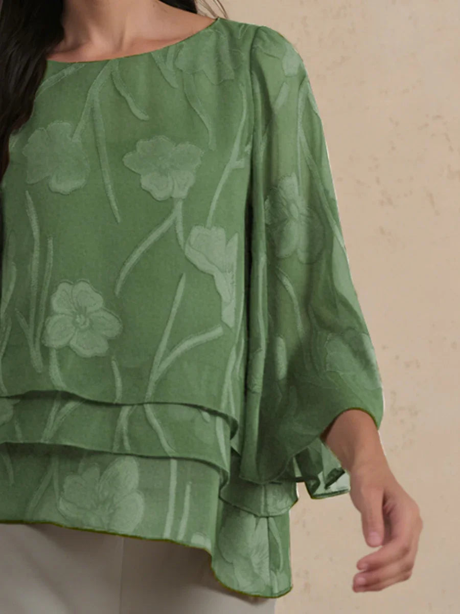 Chemise en chiffon à couches avec des fleurs