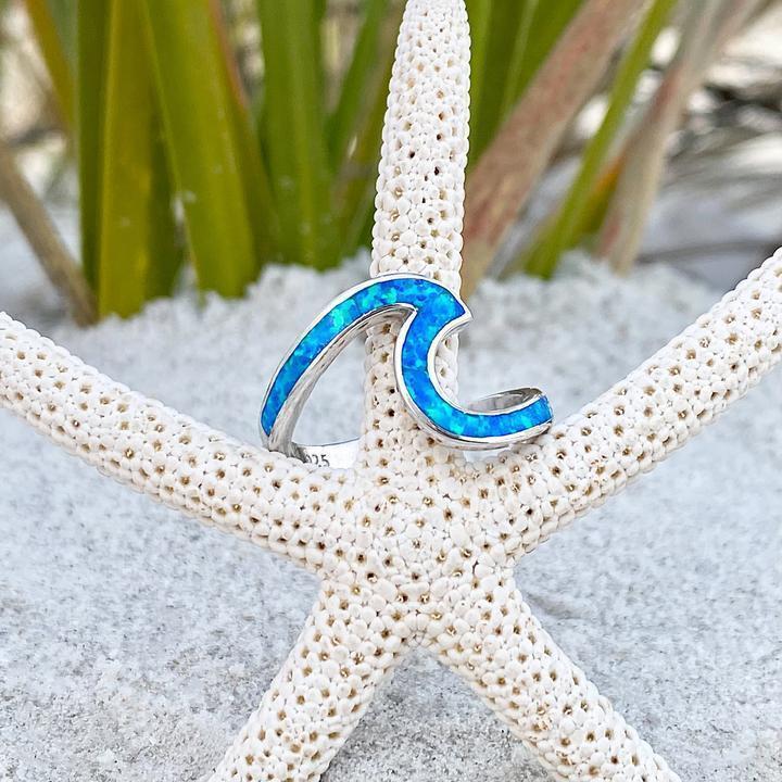 Bague ondulée en argent avec opale bleue
