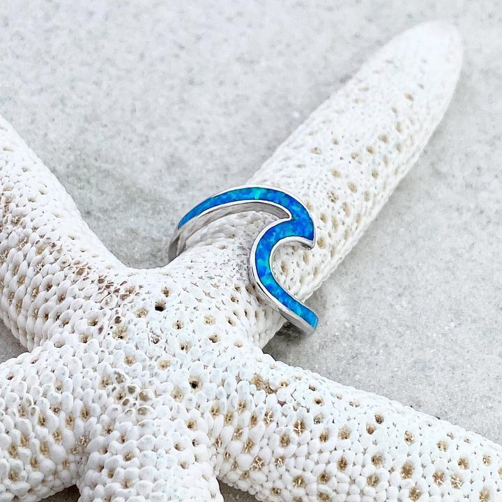 Bague ondulée en argent avec opale bleue