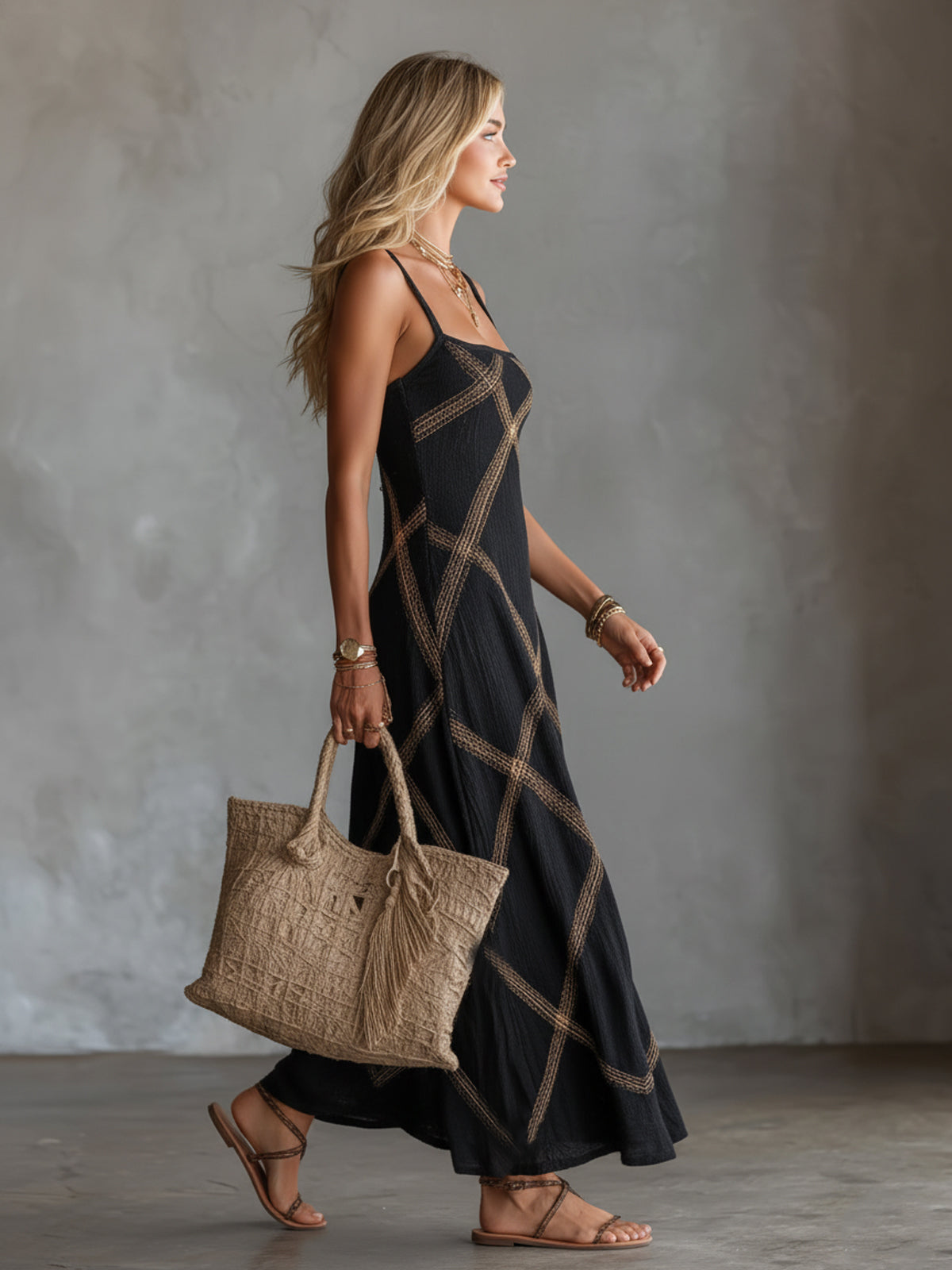 Robes maxi élégantes en noir et camel avec imprimé géométrique et bretelles spaghetti