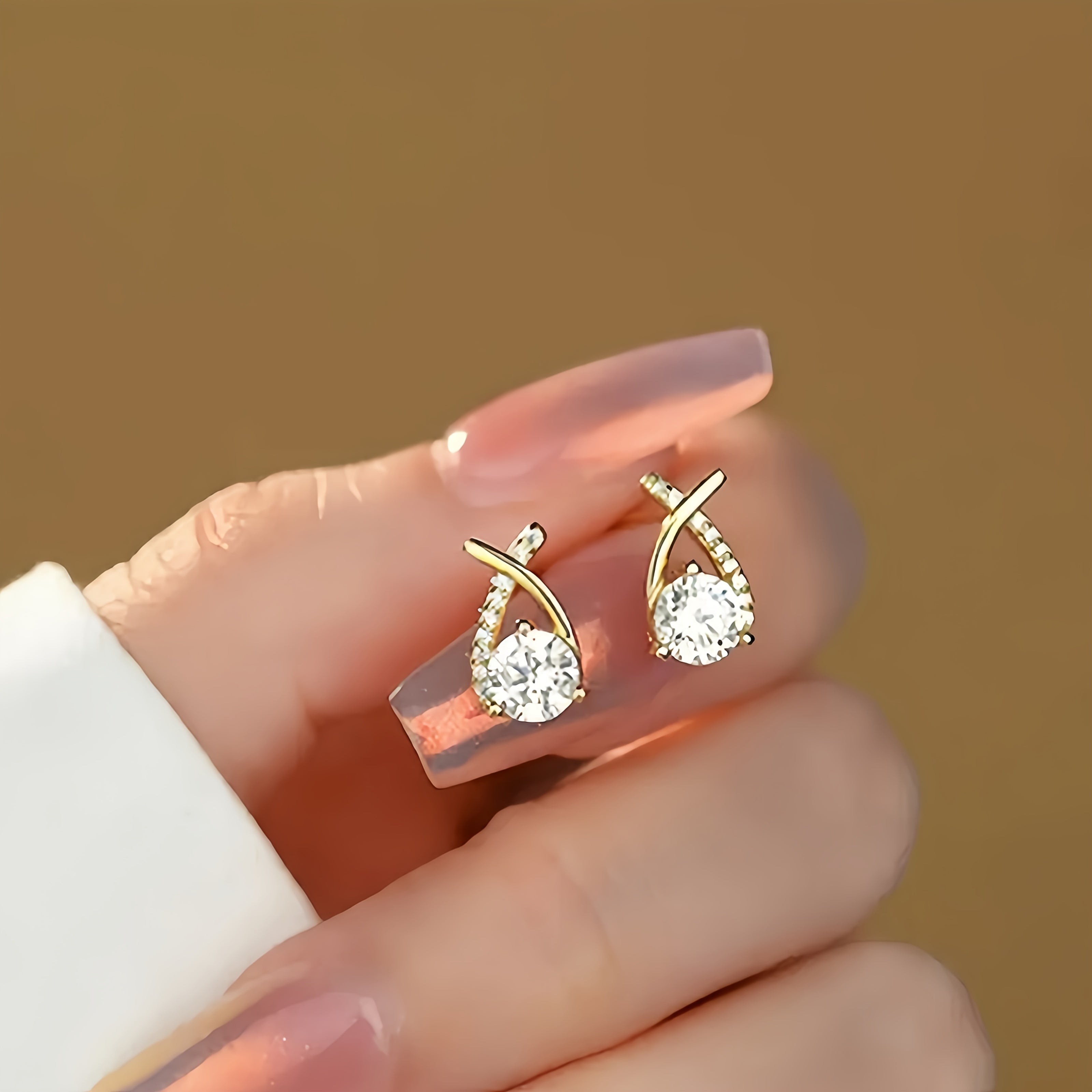 Boucles d'oreilles en forme de clou avec croix en or et zirconiums