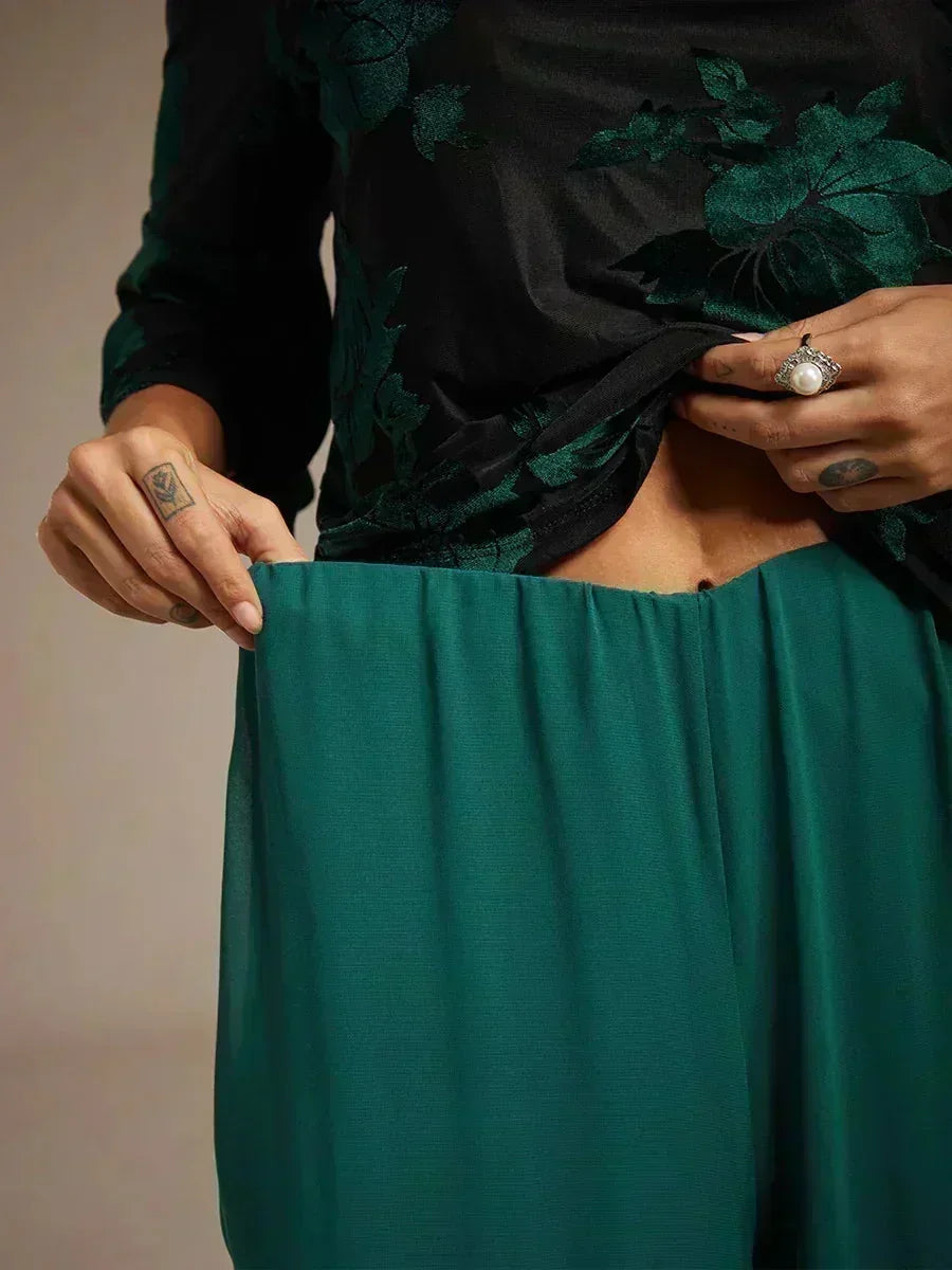 Pantalons à jambes droites avec une couche de chiffon découpée