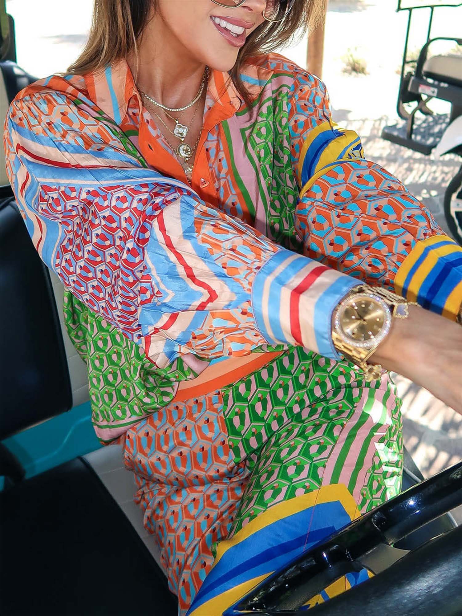Chemise à boutons grande imprimée avec détails de couleurs