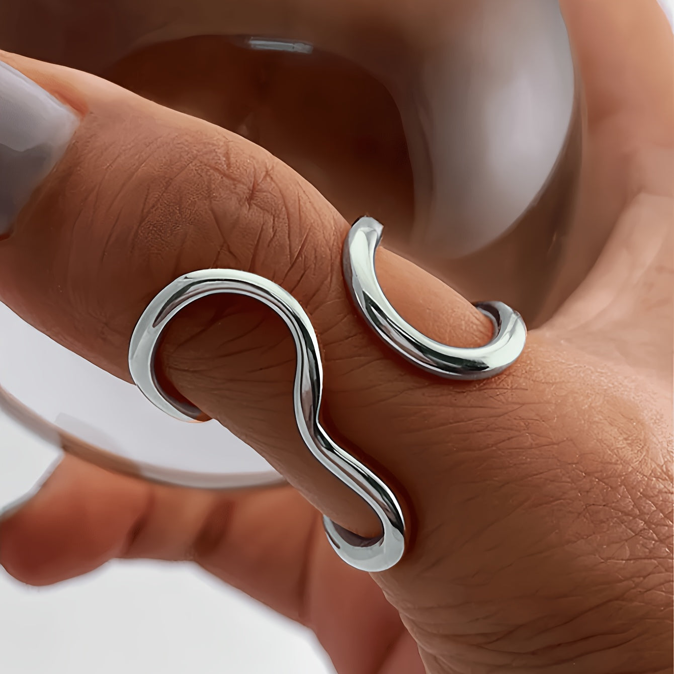 Bague chic avec une vague asymétrique