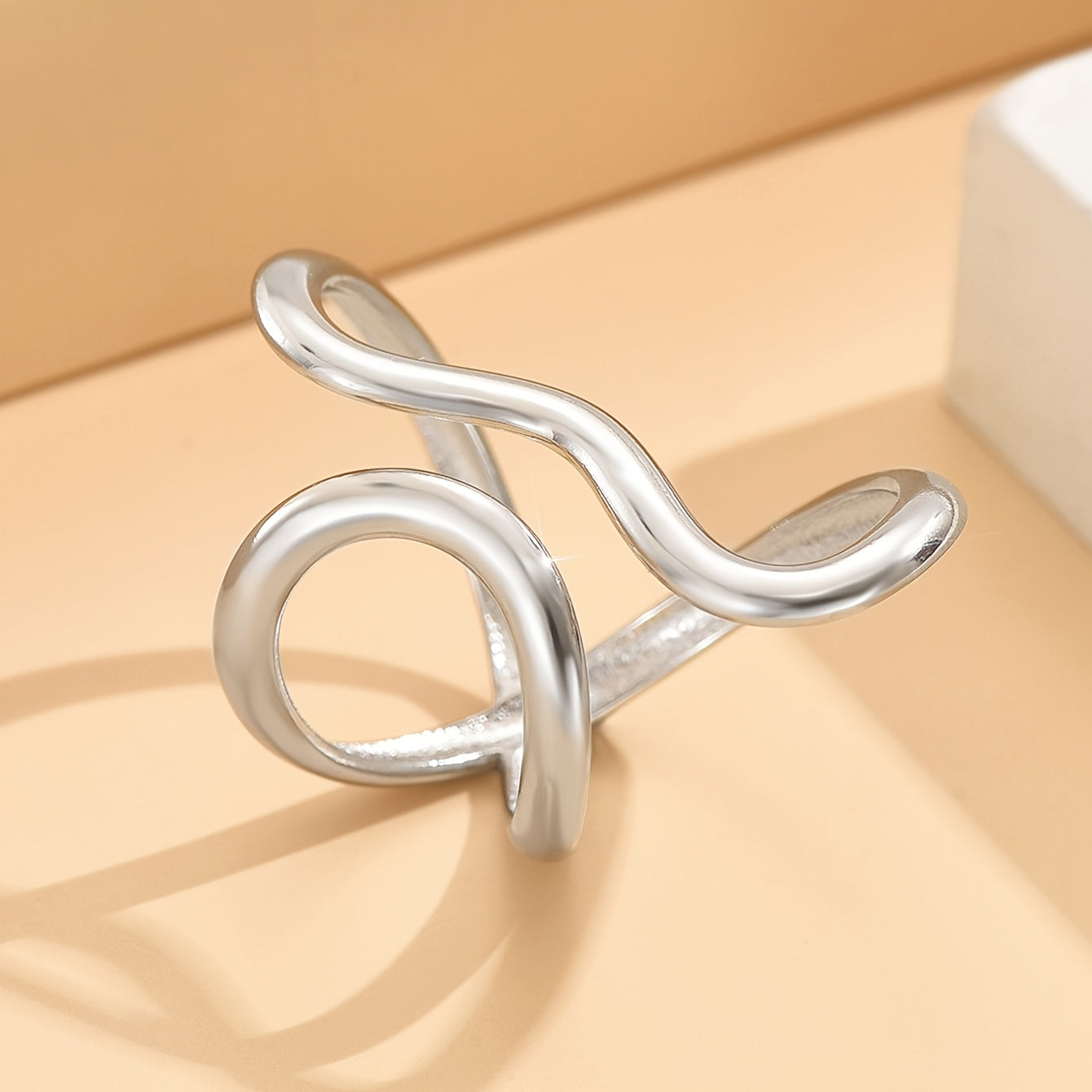 Bague chic avec une vague asymétrique