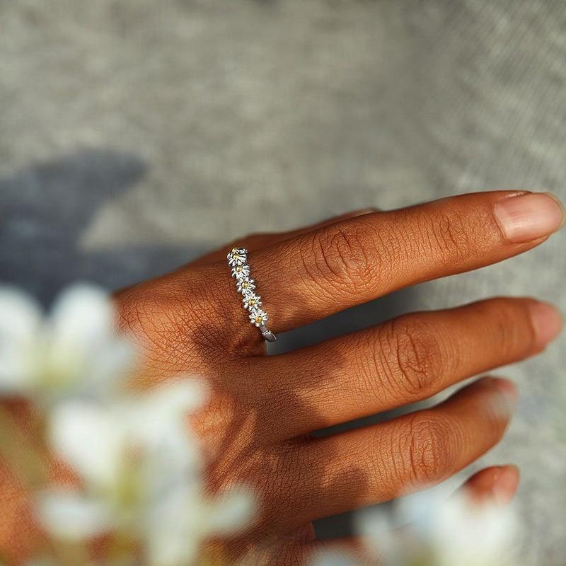 Bague Marguerite – Argent et douceur dessinée