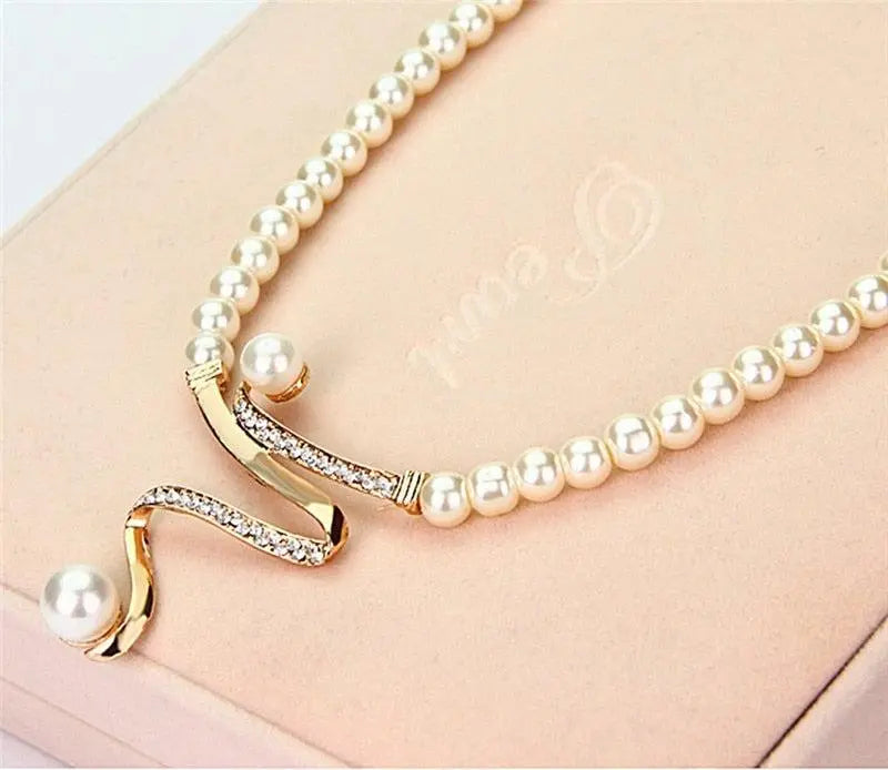 Ensemble de bijoux comprenant un collier et des boucles d'oreilles avec des perles naturelles