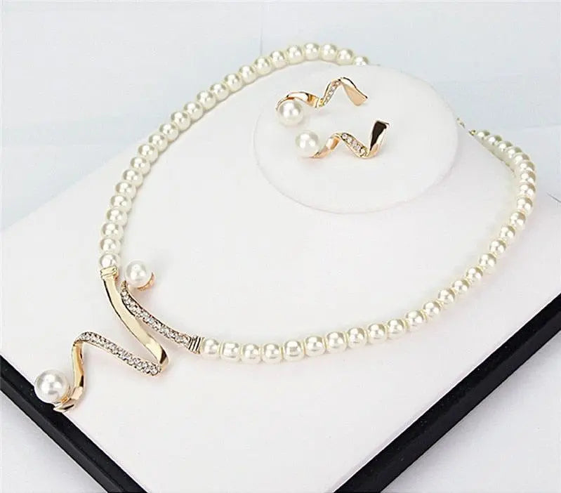 Ensemble de bijoux comprenant un collier et des boucles d'oreilles avec des perles naturelles
