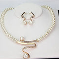 Ensemble de bijoux comprenant un collier et des boucles d'oreilles avec des perles naturelles