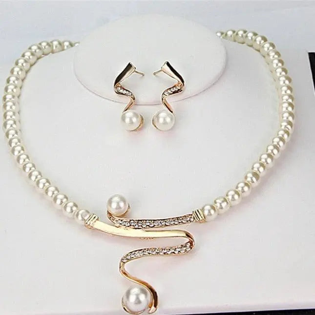Ensemble de bijoux comprenant un collier et des boucles d'oreilles avec des perles naturelles