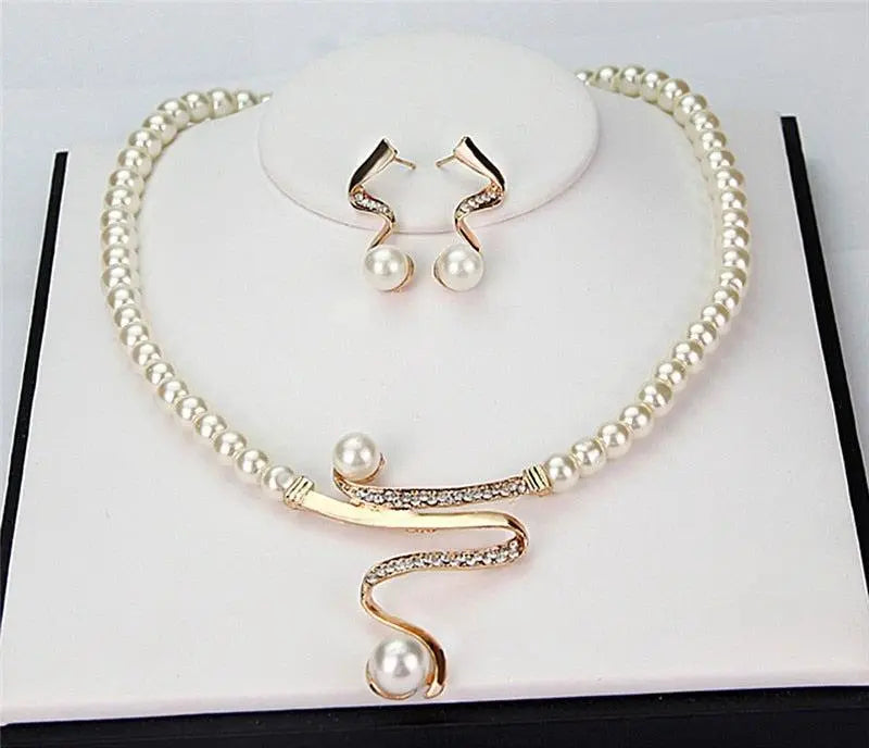 Ensemble de bijoux : collier et boucles d'oreilles avec perles naturelles