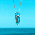 Collier avec pendentif en tongs en argent avec opale bleue