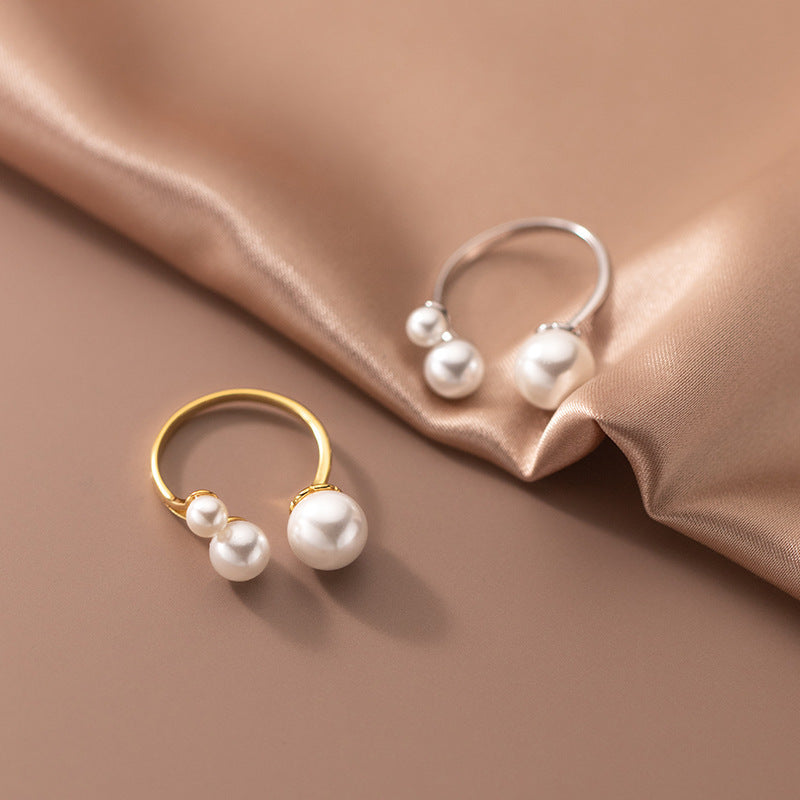 Bague élégante avec une trio de perles