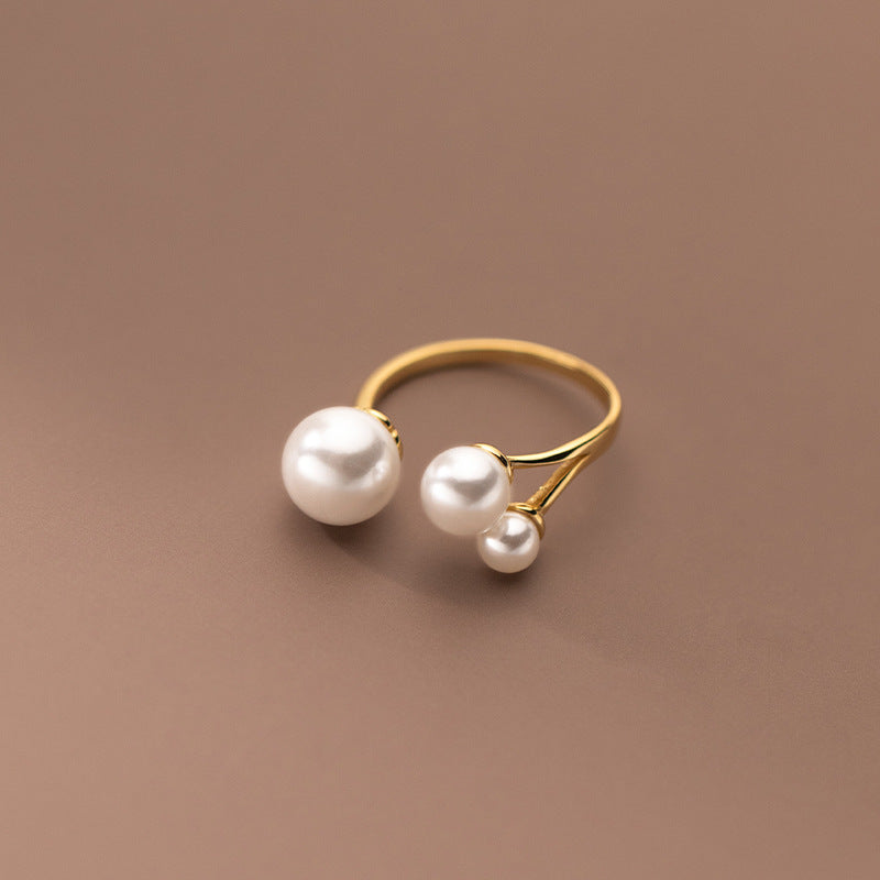 Bague élégante avec une trio de perles