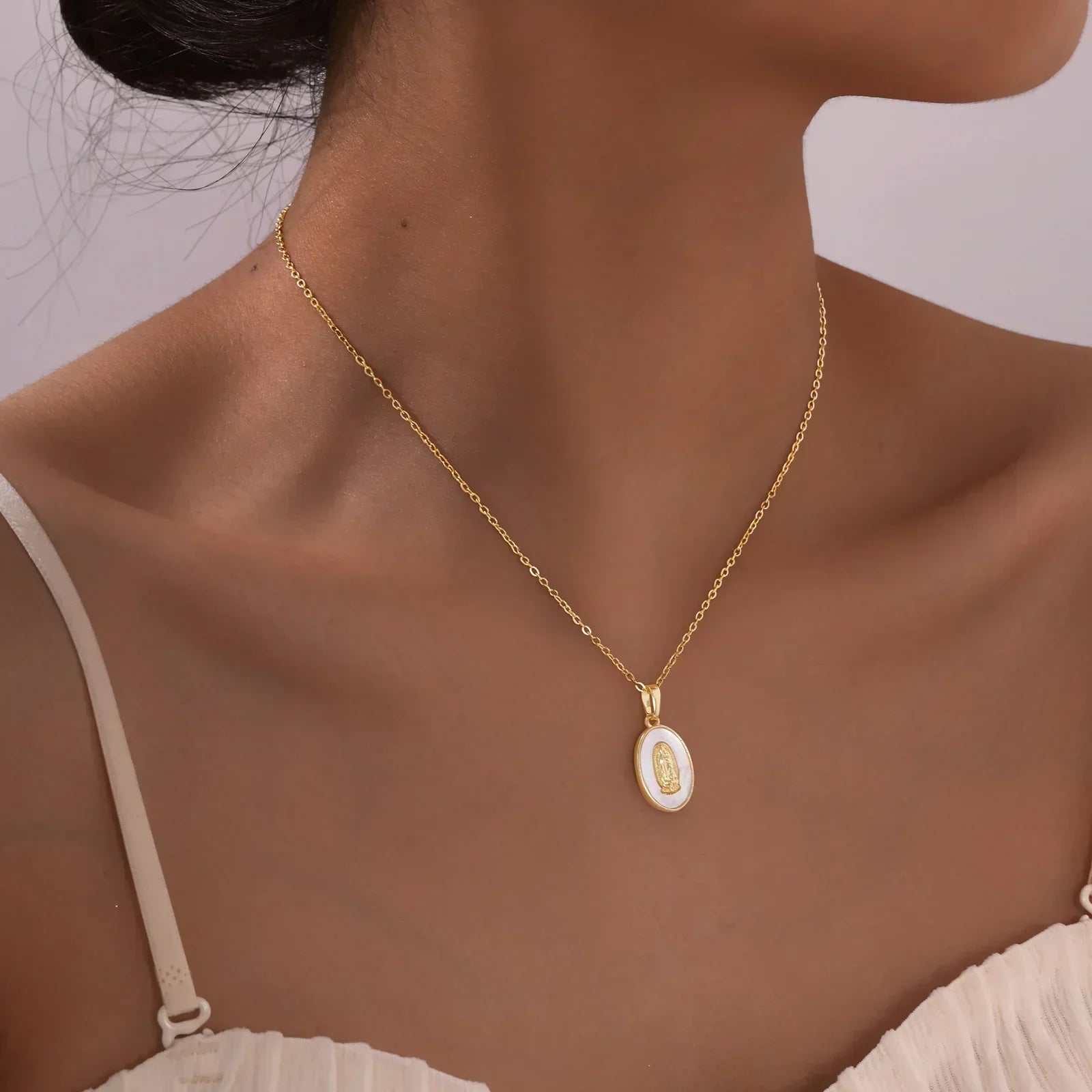 Collier avec pendentif elliptique de la Vierge en or