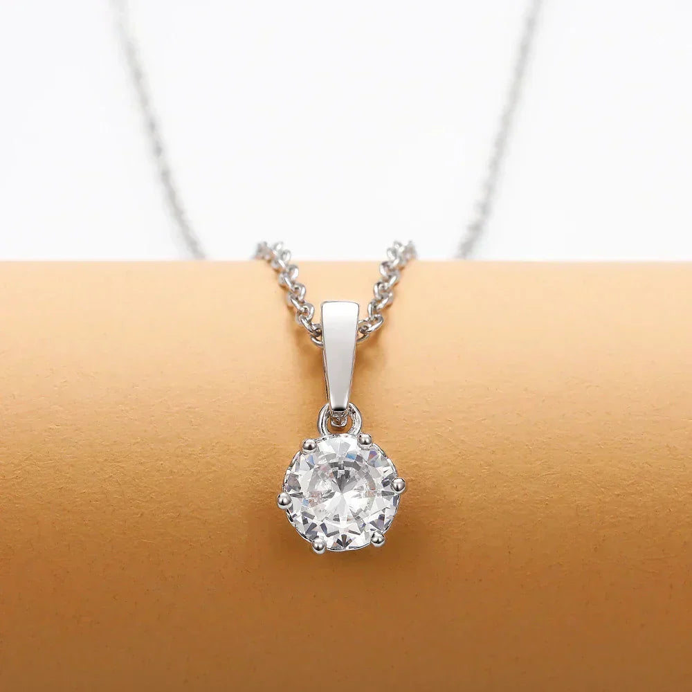 Collier classique avec pendentif en zircon