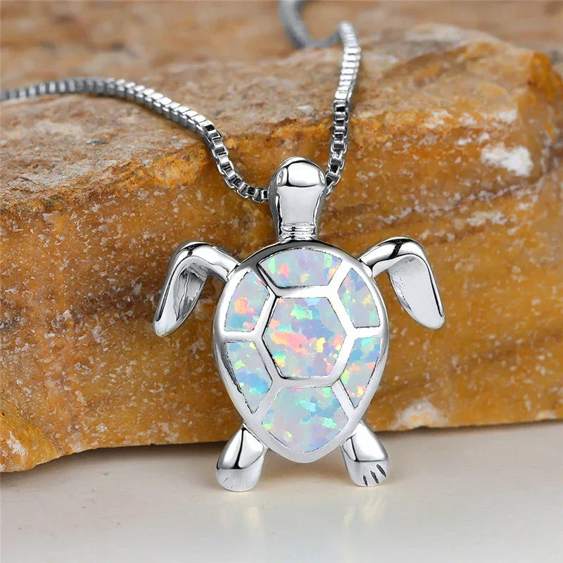 Pendentif tortue en opale feu vert vintage en or