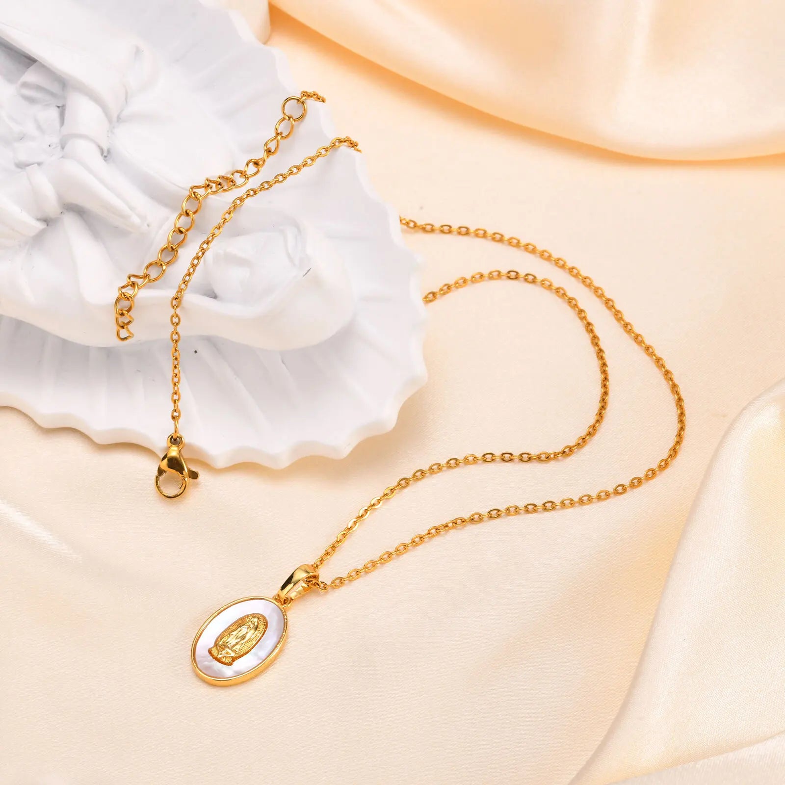 Collier avec pendentif elliptique de la Vierge en or