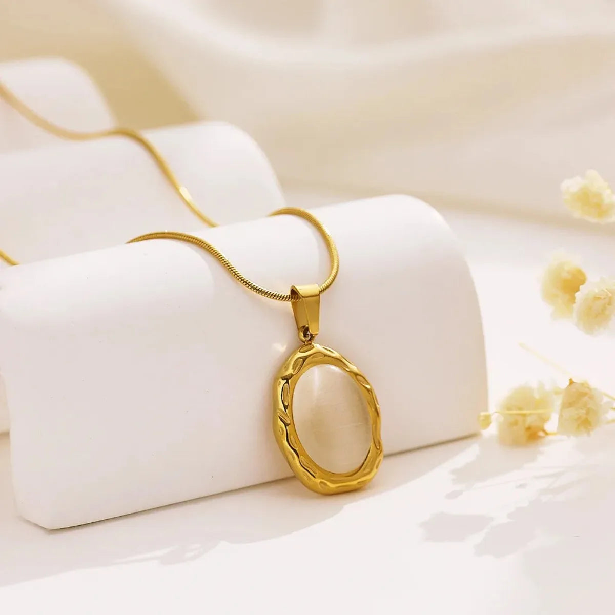 Collier en or avec opale œil de chat ovale