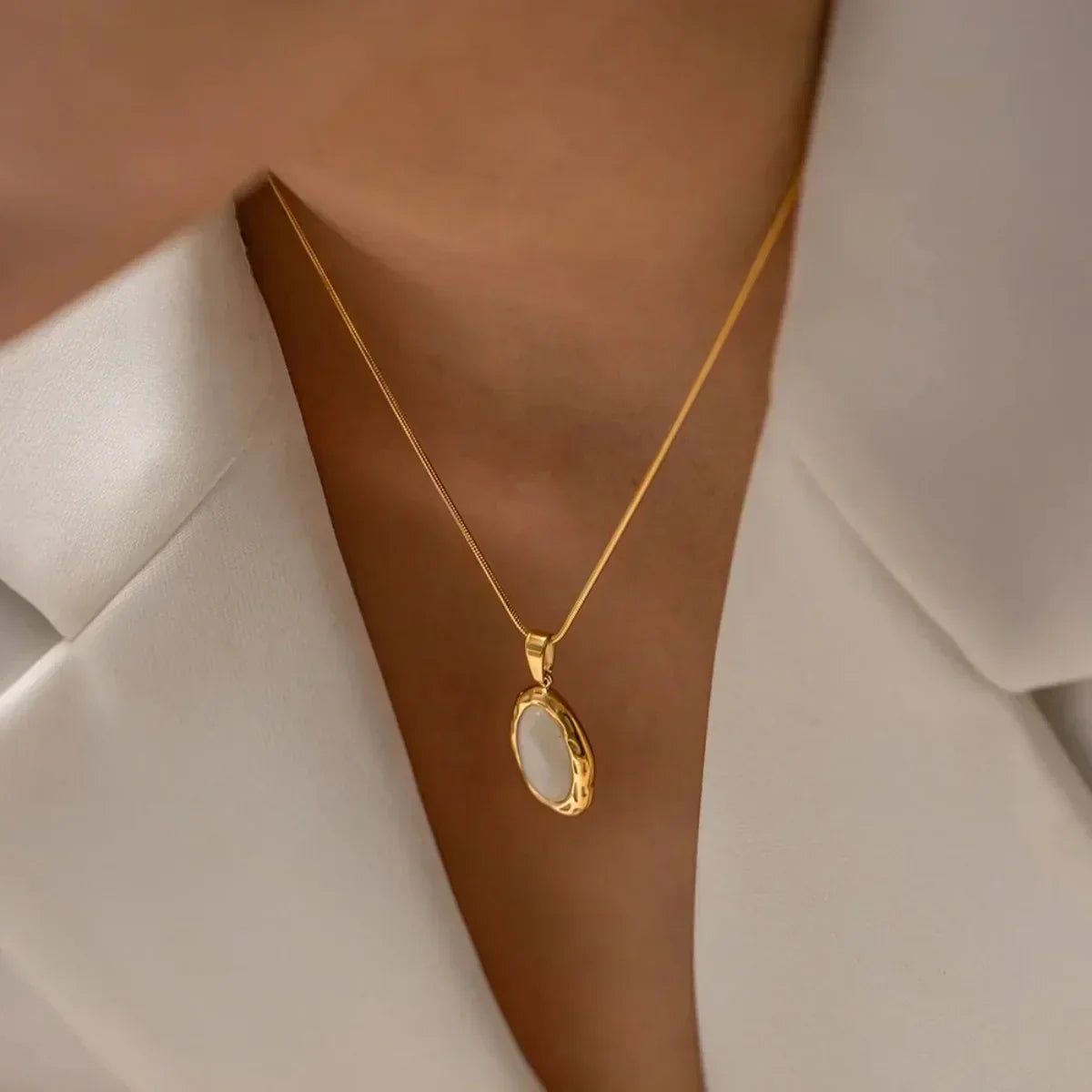 Collier en or avec opale œil de chat ovale
