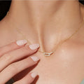 Collier élégant avec pendentif en fleur métallique ondulé