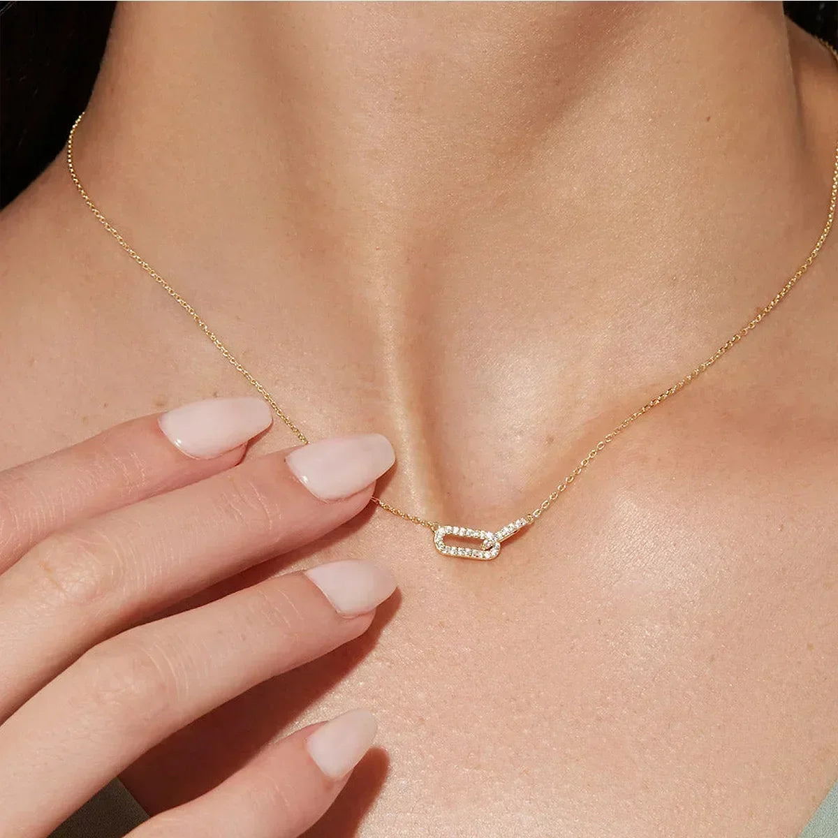 Collier élégant avec pendentif en fleur métallique ondulé
