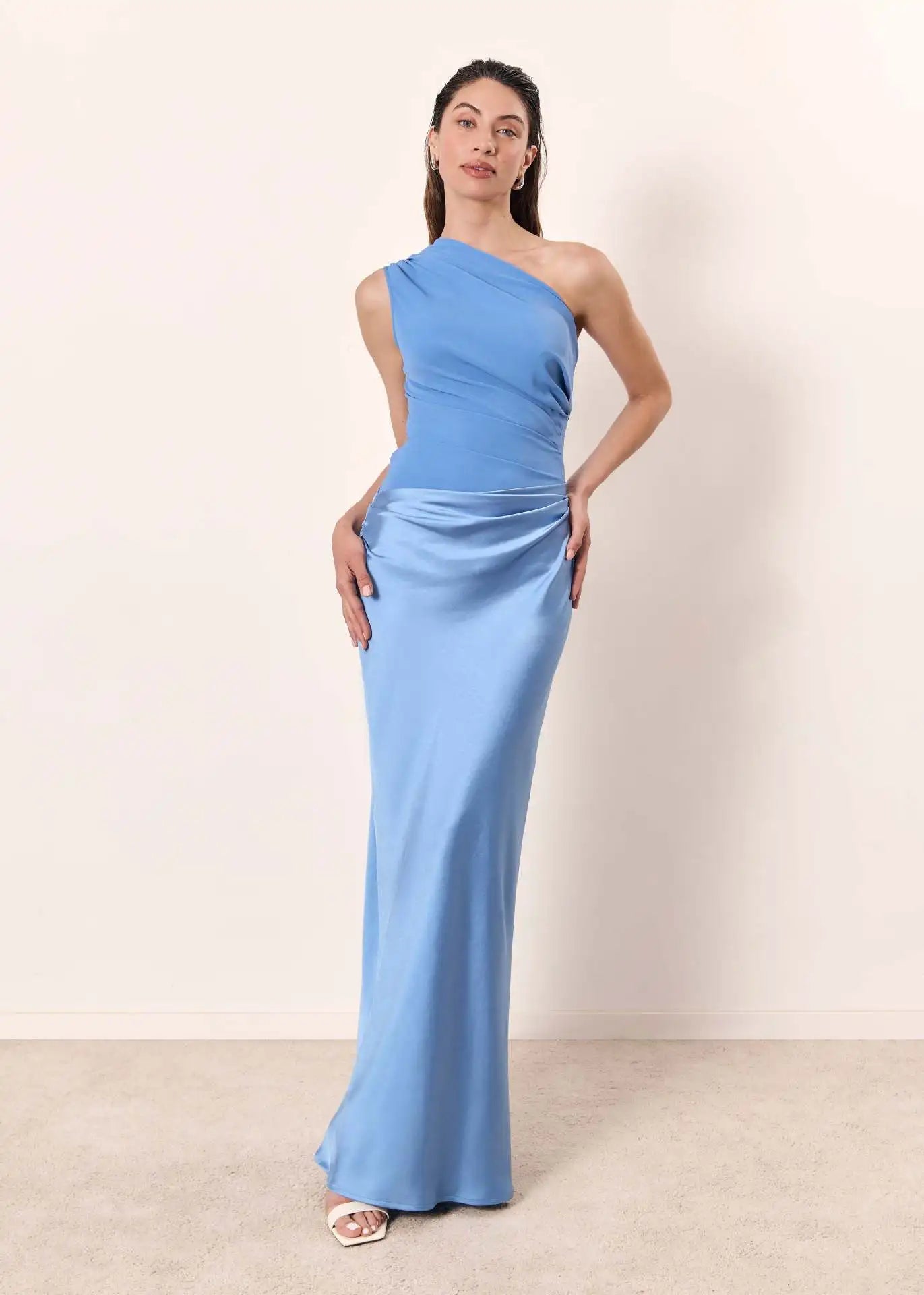 Sofia | Robe maxi en satin avec une épaule