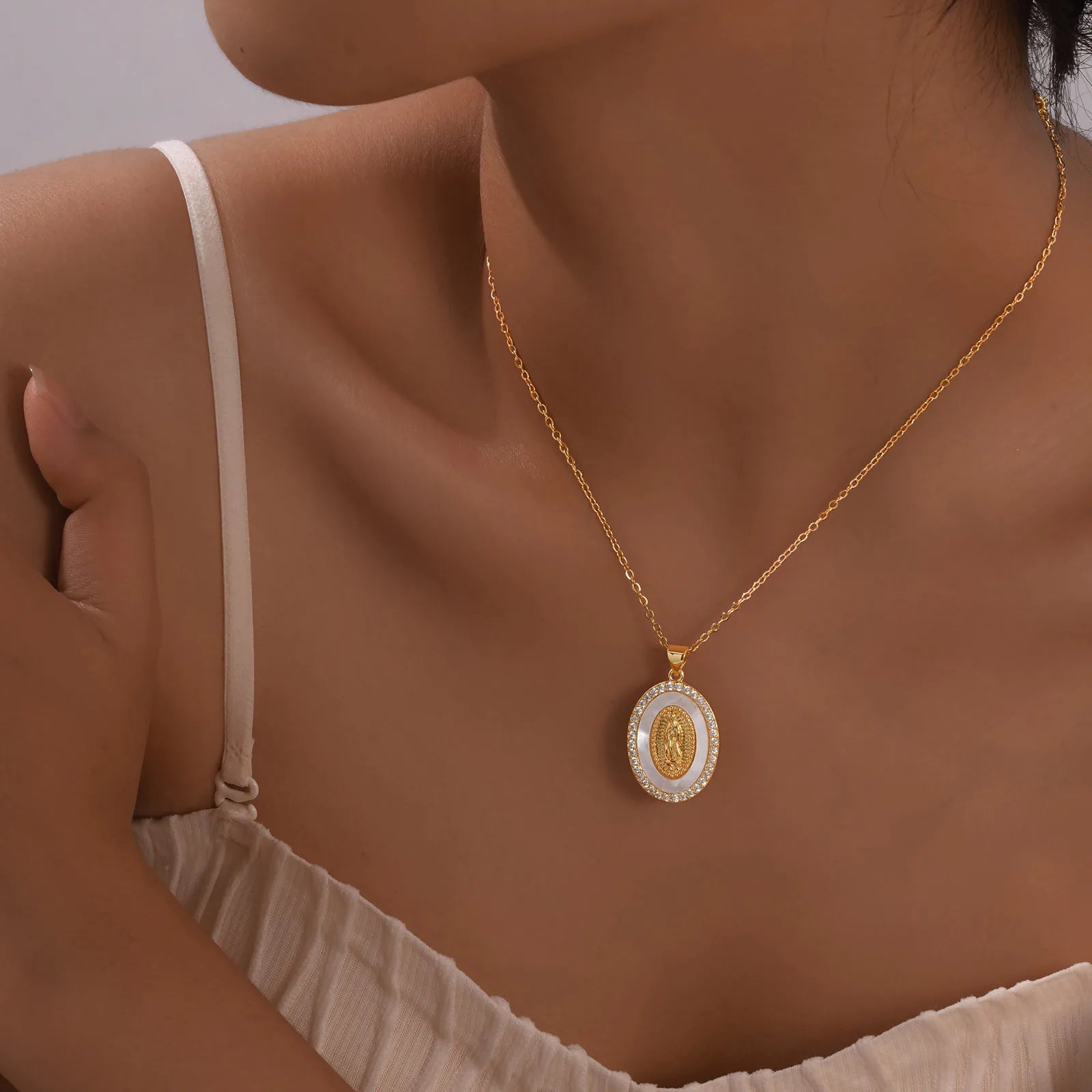Collier avec pendentif elliptique de la Vierge en or
