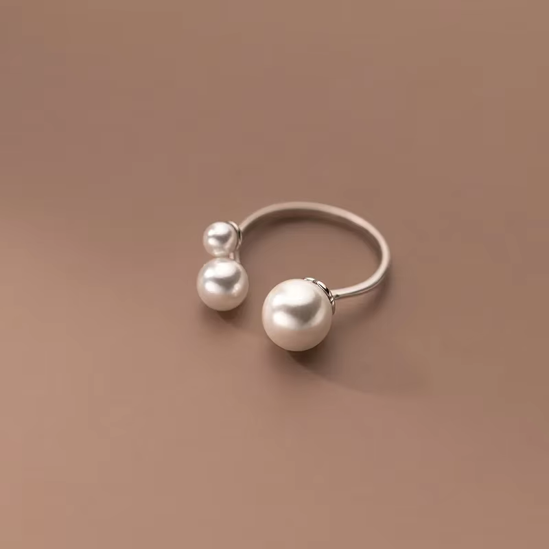 Bague élégante avec une trio de perles
